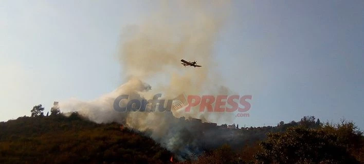 Σε ύφεση η πυρκαγιά στην Κέρκυρα -Επιστρέφουν κάτοικοι και τουρίστες στον οικισμό που εκκενώθηκε